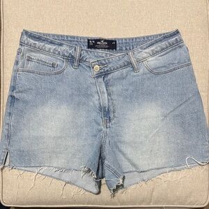 Hollister Denim Shorts-Sz 15/14 W32-Raw Hem-Notched Side-99 Cotton-Light Wash